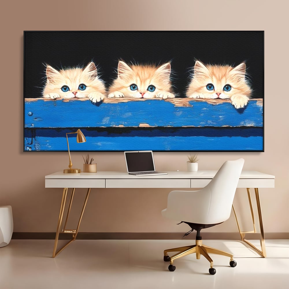 Tablou canvas cu ilustratie digitala cu trei pisicute, in rama de aluminiu negru, pe perete intr-un birou